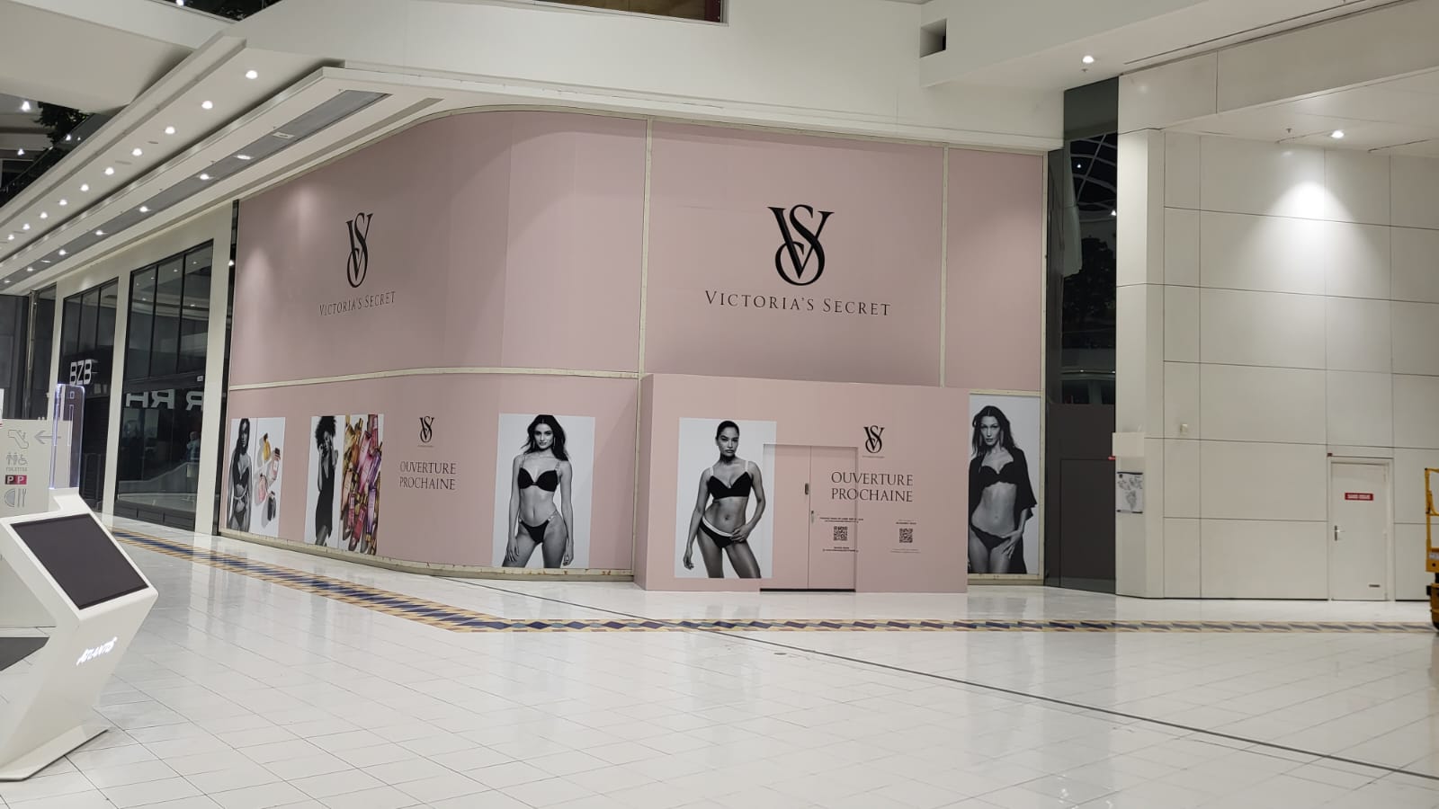 Habillage vitrine palissade Victoria's Secret